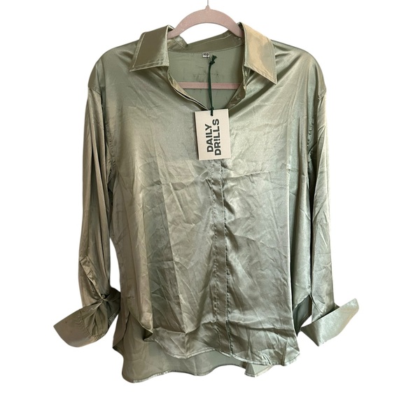 NWT Daily Drills Sage Satin Blouse Xs/S - Picture 1 of 7